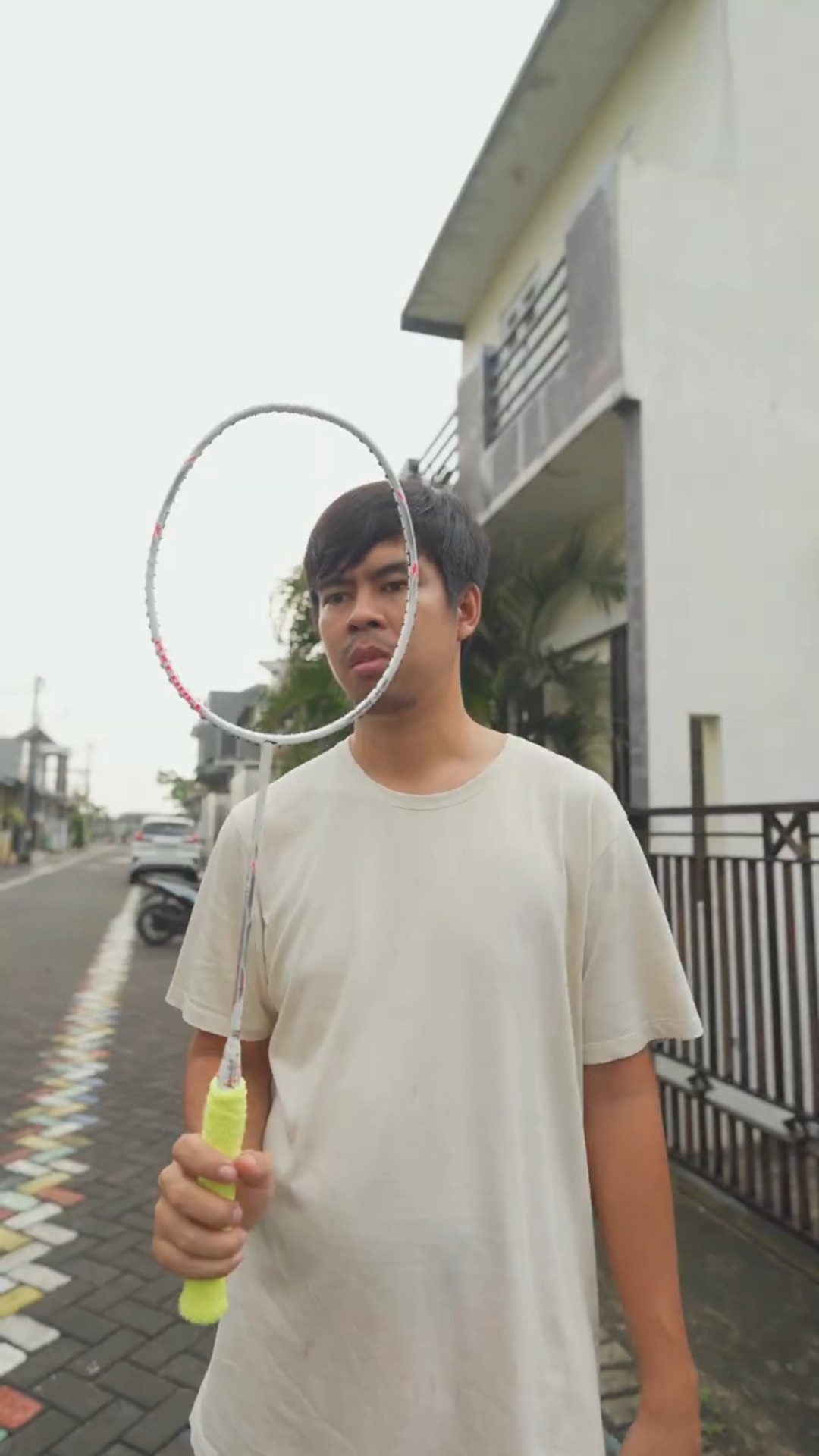 main badminton pakai raket bolong