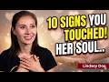 8 Hidden Signs She’s In Love With You… But Trying Hard Not to Show It Female Psychology
