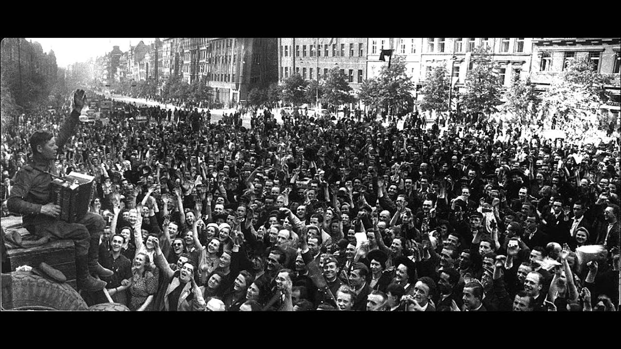 Единение народа в войне. Победа в Великой Отечественной войне. Советские солдаты в Праге 1945.