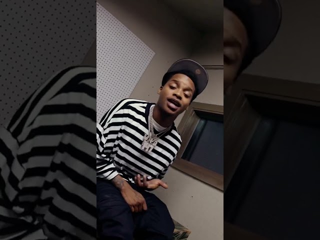 Been feeling outta place 🤷🏽‍♂️ #fyp #newmusic #melodicrap #liveperformance #rapcaviar