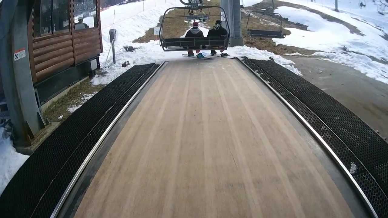 スキー なんじゃこりゃ 地面が動くリフト乗り場 前の二人もこけそうに Youtube