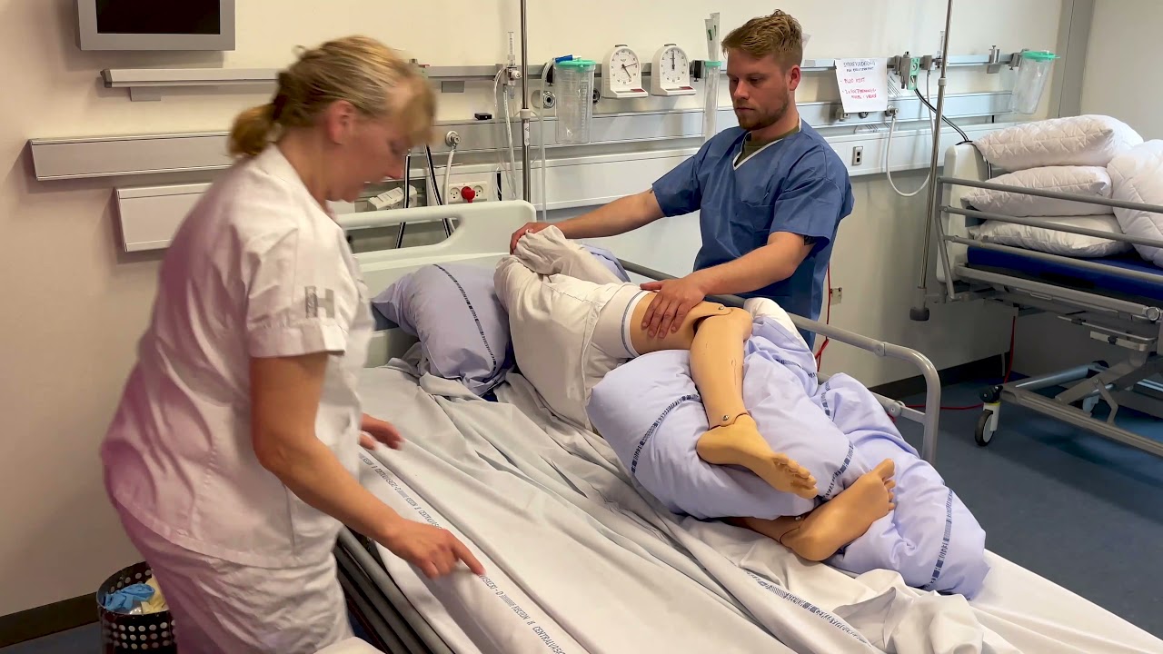 12 Skift af lagen med patient