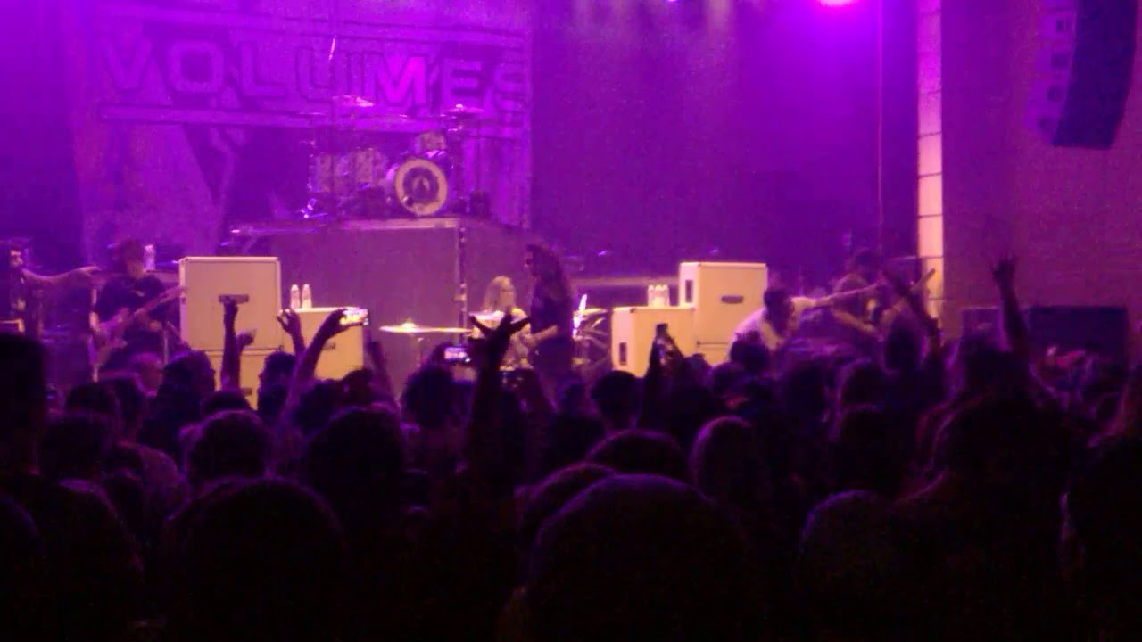 Смотреть «Volumes - Waves Control (The Headspace Tour 2017, ATL)» на YouTube Смотреть «Volumes - Waves Control (The Headspace Tour 2017, ATL)» на YouTube