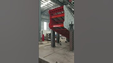 Vibrating screening machine test run before leaving the factory