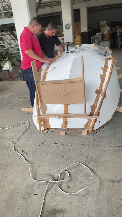 Construcción embarcación de fibra de vidrio. náutico