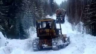 Бульдозер разчищує  лісову дорогу для Урала (Фискарс)