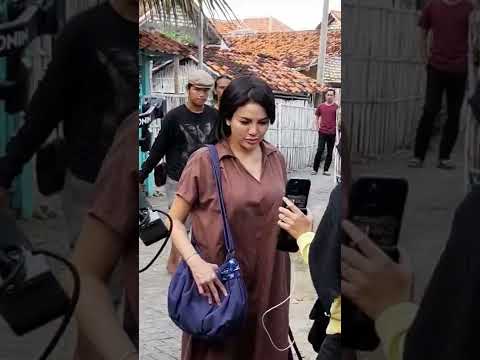 nikita mirzani syuting flim, gak sengaja ke zoom itunya 😅