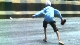 Tertangkap kamera: Jalan yang berbahaya dan mencair di Gujarat