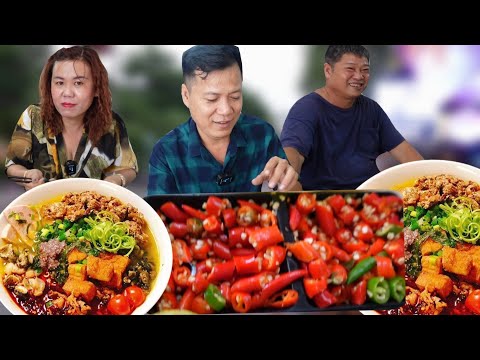 Video CHỦ QUÁN Bún Riêu Thử thách QUÁN VỈA HÈ ăn hết dĩa ớt... - youtube
