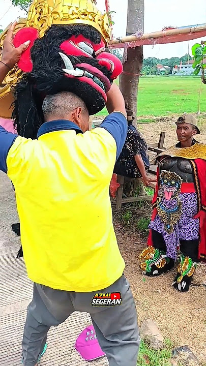 bapak bapak mencoba kedok buta