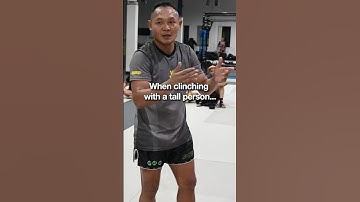 How Saenchai deals with a taller fighters in the clinch… lock on and never let go🐨🤣 #shorts