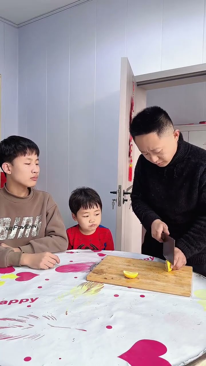 套路爸爸吃柠檬，这下被酸到了吧！Cute baby#Cute#呆萌小米宝#聪明宝宝#萌娃