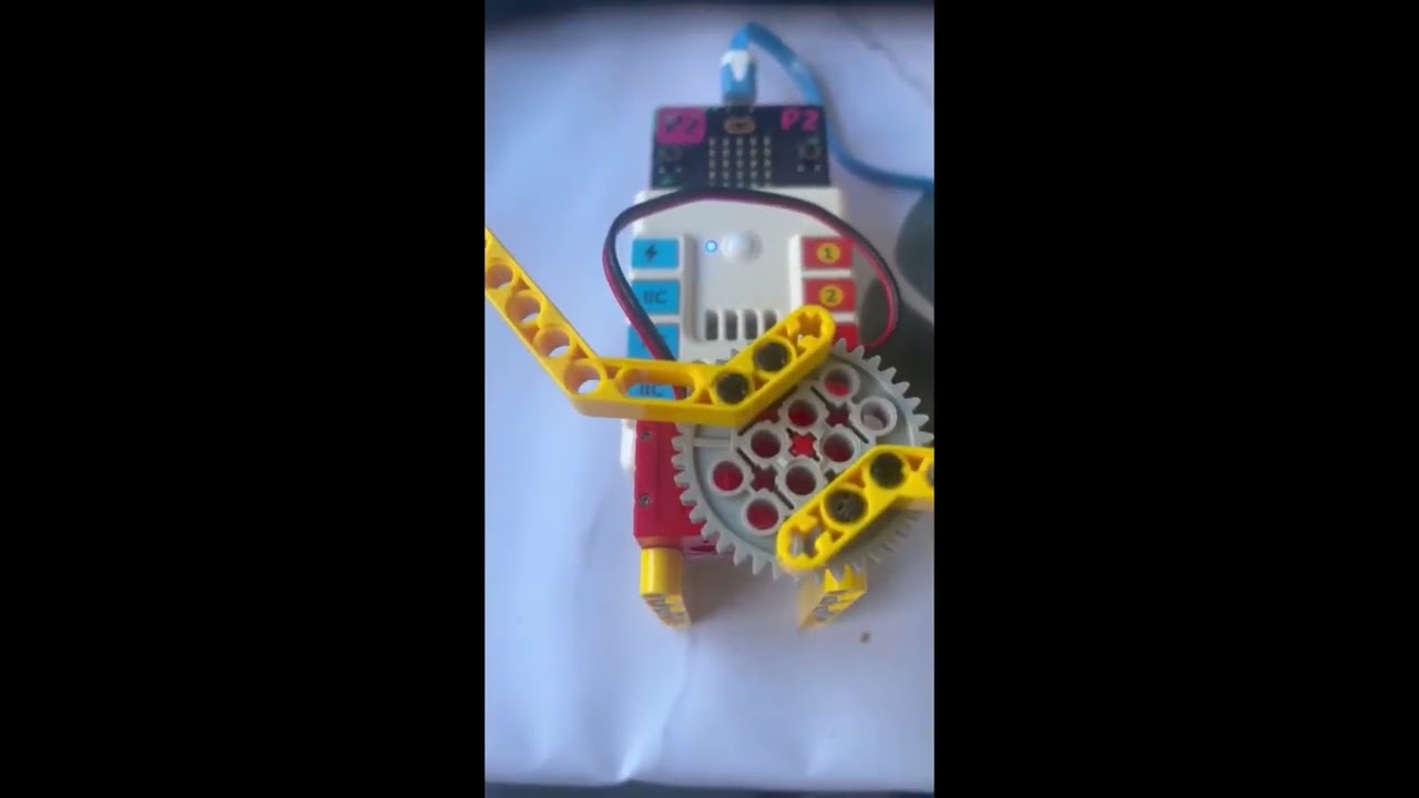 Programa con MakeCode tu placa microbit para que un ventilador se accione con la temperatura.