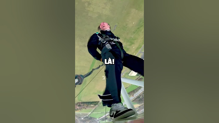 Seb est debout sur un avion en plein vol