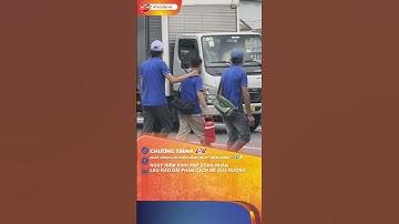 NGUY HIỂM RÌNH RẬP CÔNG NHÂN LEO RÀO DẢI PHÂN CÁCH ĐỂ QUA ĐƯỜNG