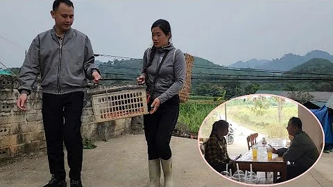 Hong and Phong happily chose pets together to bring back to the farm.