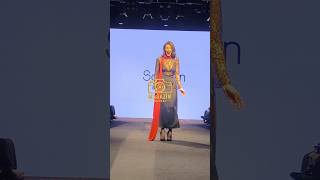 Podyumda Yürüdüğü Sırada Ayakkabısı Ayağından Çıkan Özge Ulusoy, Düşme Tehlikesi Geçirdi