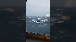 How is it possible this small tugboat wasn't swallowed by the drop 💧 🌊
