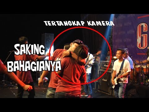 SAKING BAHAGIANYA PASANGAN INI CIUMAN DIPANGGUNG   LAGITA Music   HITAM DUNIAMU   Voc SISKA