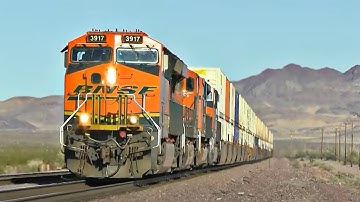 HD: HIGH SPEED BNSF FREIGHT TRAINS ACROSS THE MOJAVE DESERT 2020