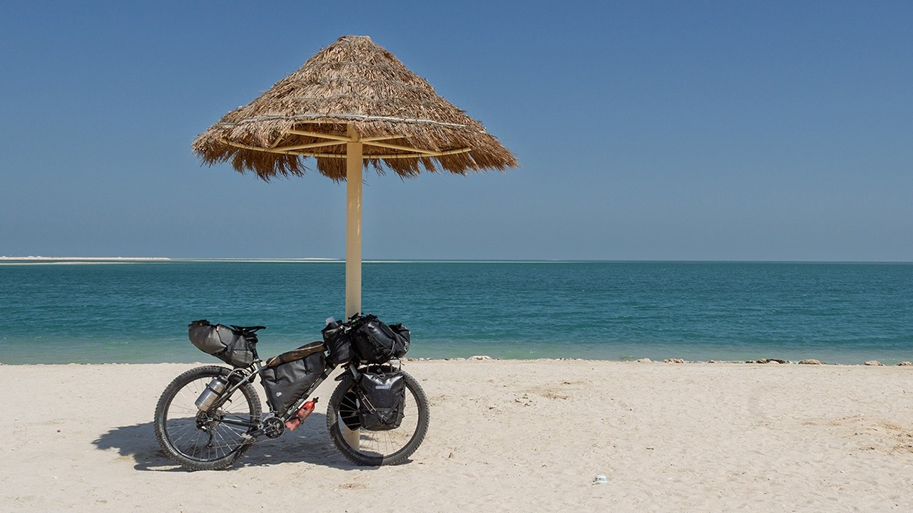 Тишина Пустыни в Saudi Arabia vs Ночь Вечеринок в Bahrain