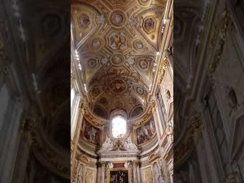 والان شاهد جمال هدي الكنيسة الكوتلالكيه والزخارف والرسمات الفنية علي السقف والحيطان من الذاخل 