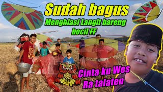 Seru..!!! Menerbangkan layangan hiburan anak desa