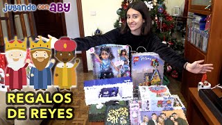 Aby abre sus Regalos de Reyes Magos en la Navidad