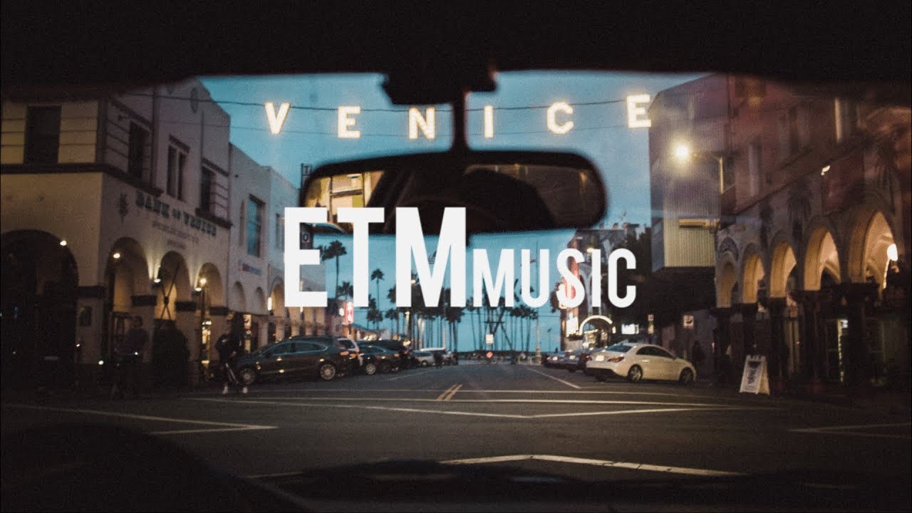 K, Le Maestro - at night.