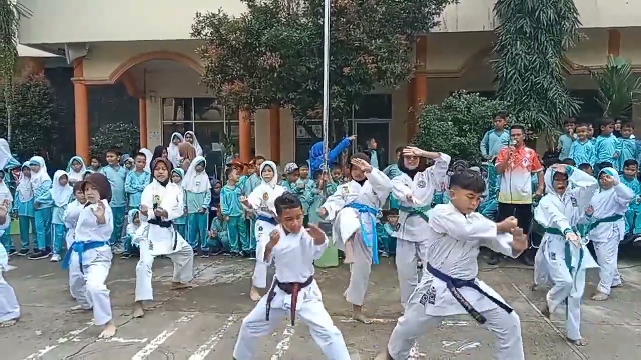 DD, Demo Karate "Kata" di Sekolah SDI Al-Husna bersama Teman berbeda Perguruan