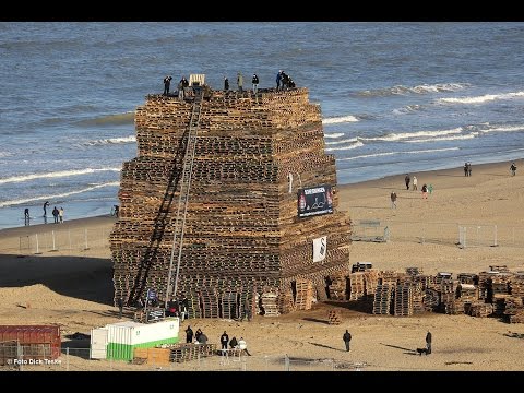 Vreugdevuur Scheveningen 2014/2015 Biggest bonfire (Official HD-Video)