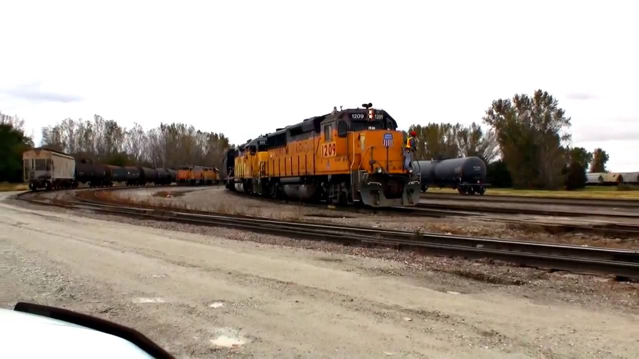 Union Pacific GP382 Switching in Council Bluffs Iowa South Yard YouTube