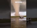 Enorme tornado se aproxima a la base de la Fuerza Aérea en Enid, Oklahoma