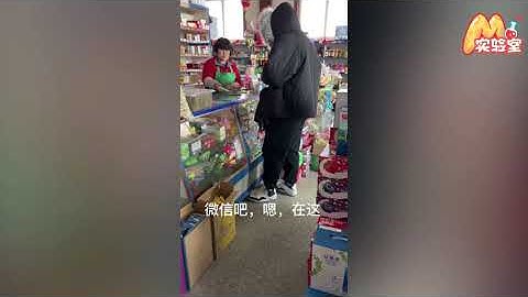 兵哥哥假装“坏男孩”瞒着妈妈回家给她惊喜 妈妈反应搞笑又感动