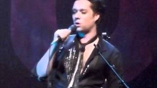 Rufus Wainwright &amp; co perform &#39;Everybody Knows&#39; at House of Rufus