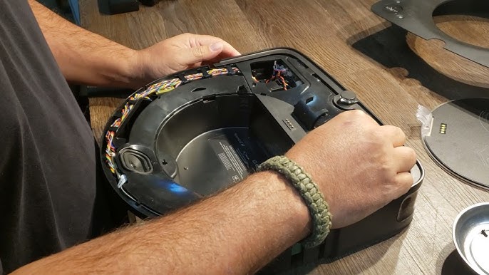 Comment remplacer la brosse latérale du Roomba 605 sur Aspirateur robot,  IROBOT – Tuto – Communauté SAV Darty 1329
