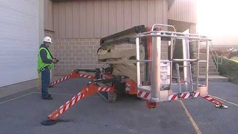 JLG Compact Crawler   Setting the Outriggers