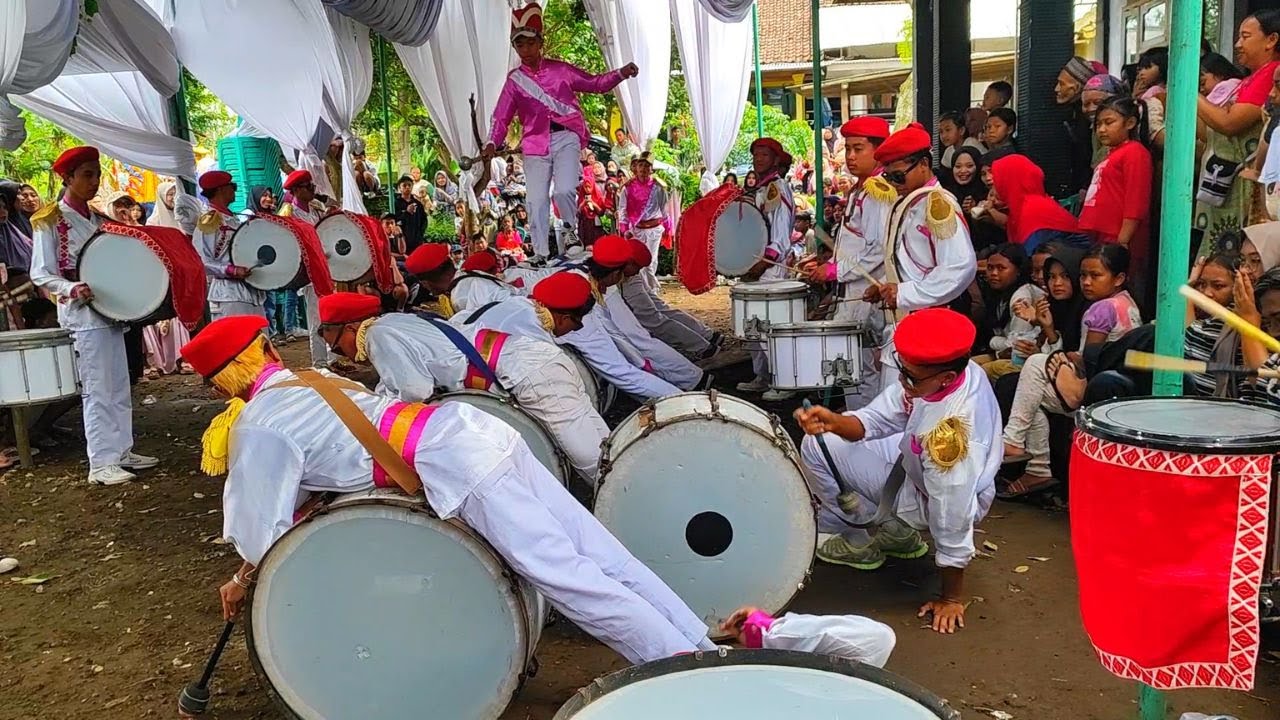 ATRAKSI DRUMBAND AL AZHAR BIKIN HEBOH PENONTON