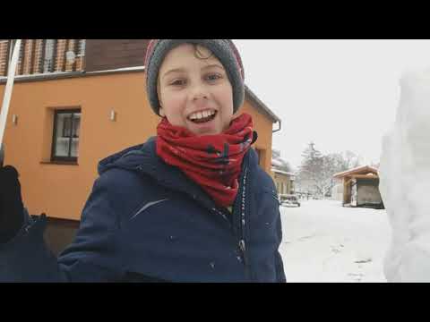 Video: Jak Postavit Sněhuláka V Zimě