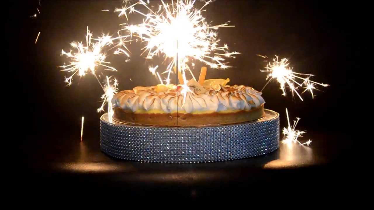 Gâteau D'anniversaire Avec Célébration De Cierge Magique Joyeux Cierges  Magiques