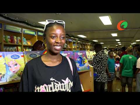 Maior livraria flutuante do mundo aberta ao público no Porto de Maputo. hqdefault