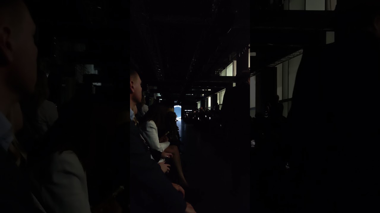 Начало модного показа бренда 