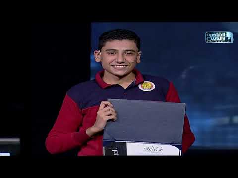 الروائي عصام يوسف يسلم الطالب وجيه سمير كأس أفضل لاعب للموسم العاشر
