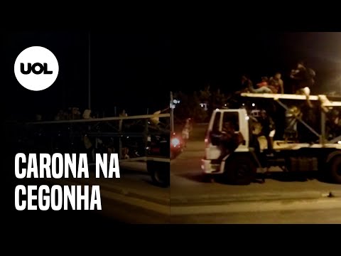 Passageiros do BRT pegam carona em caminhão-cegonha no Rio de Janeiro
