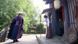 The faltering old woman is actually a master of the world, with outstanding martial art skills.