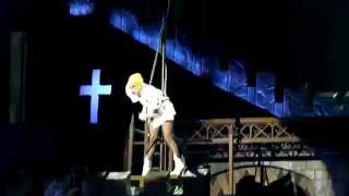 Леди Гага получила по голове на концерте в Окленде.