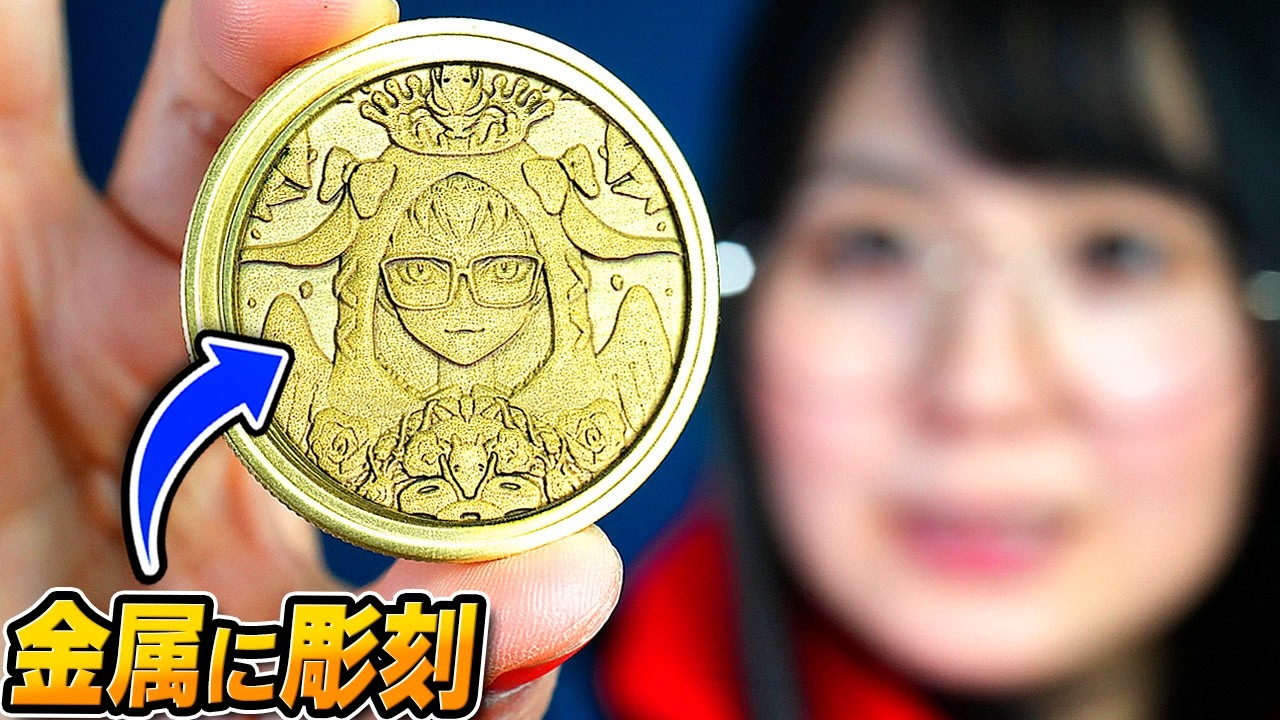 Профессиональный художник создает точную гравировку на монете.