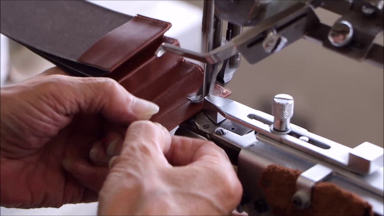 革職人 LEATHER FACTORY】蛇腹カードケースのマチを縫製する - YouTube