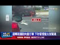 嚇！混凝土車「支撐架」左轉滑脫 掃撞路邊車