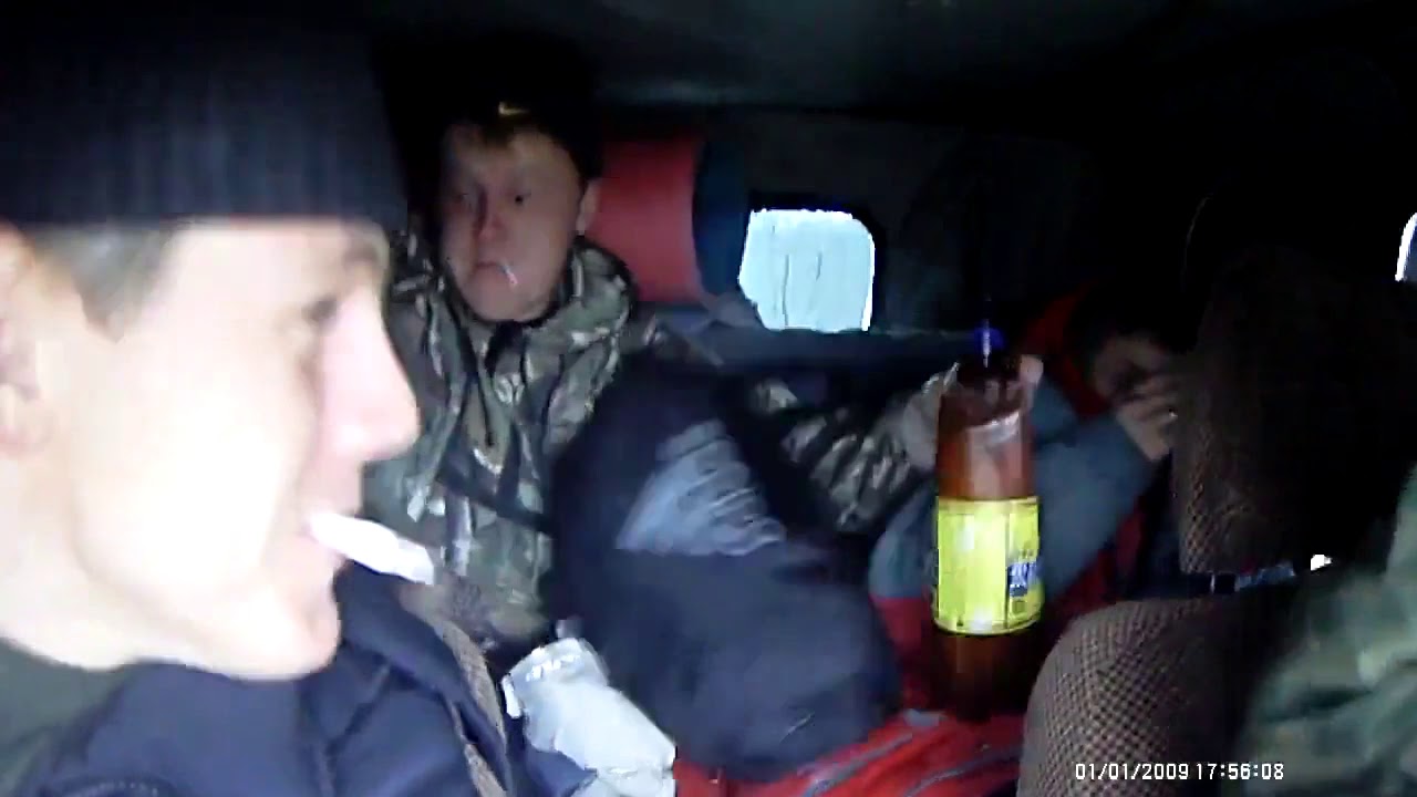 Трясет грудью в машине